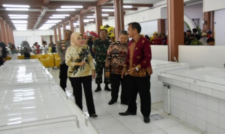 Wakil Bupati Cirebon, Hj. Wahyu Tjiptaningsih, SE, M.Si mendorong seluruh masyarakat dan pedagang untuk menjaga kebersihan Pasar Losari Kidul dengan baik (Diskominfo Kab.Cirebon)
