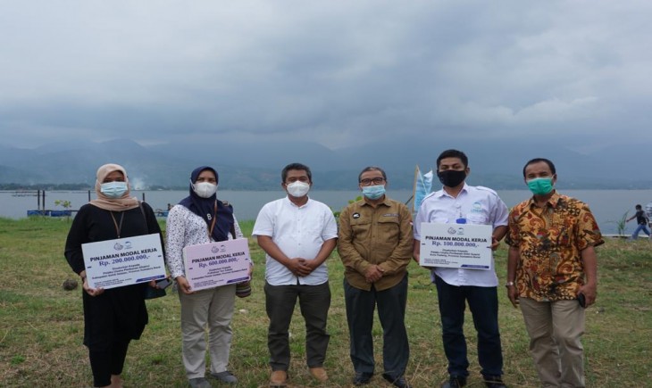 Foto : KKP salurkan bantuan benih dan permodalan bagi masyarakat pelaku usaha perikanan di Kabupaten Solok. Sumber Foto : kkp.go.id.
