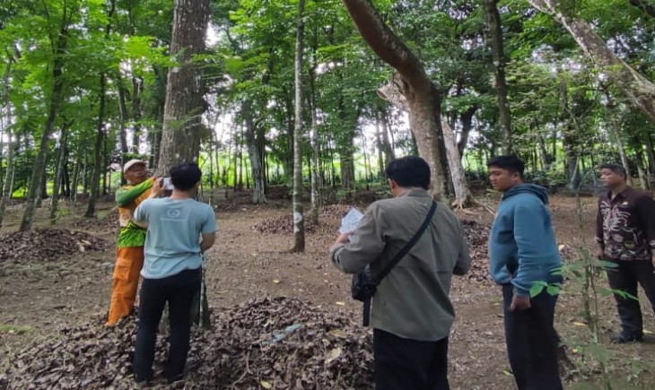 Puluhan Pohon di Hutan Kota Karanglewas Dipasangi QR Code untuk Edukasi Pengunjung. (Foto : radar banyuwangi)