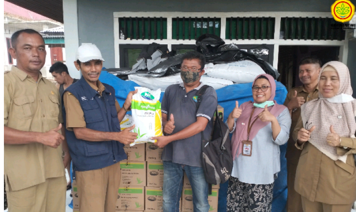 Foto : Penyerahan bantuan benih jagung hibrida varietas NK212 kepada kelompok tani.