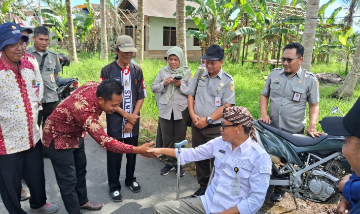 Kepala BPPSDMP, Dedi Nursyamsi pada saat melakukan kunjungan kerja ke Desa Kayu Rabah, Kec. Pandawan, Kab. Hulu Sungai Tengah (HST), Kamis (30/05/24). (Foto: Dok. Kementan)