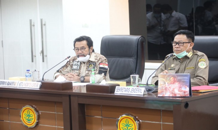 Foto : Ketua Komite II DPD,Yorrys Raweyai dan Sekretaris Jenderal Kementan, Momon Rusmono.