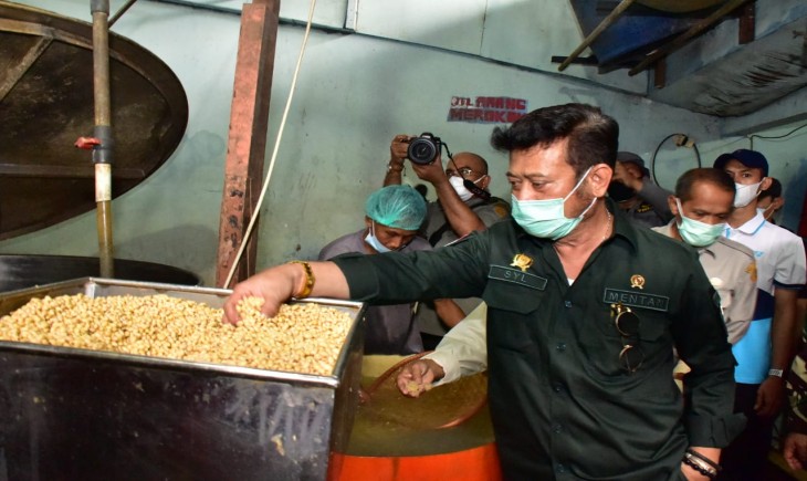 Foto : Menteri Pertanian Syahrul Yasin Limpo saat Mengunjungi Pengrajin Tahu Tempe di Semanan, Kalideres, Jakarta Barat.