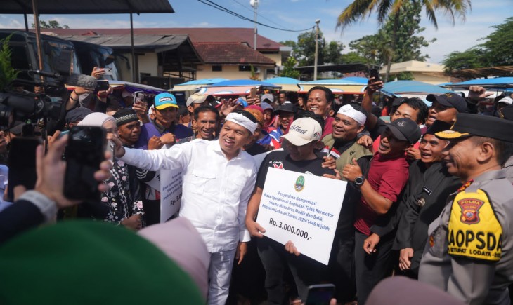 Foto: Gubernur Jawa Barat, Dedi Mulyadi memberikan kompensasi biaya operasional angkutan tidak bermotor selama masa arus mudik dan balik angkutan Idul fitri 1446 H, di Polres Garut, Kabupaten Garut, Kamis (20/03/2025).