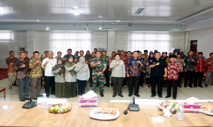 Kementan berkoordinasi bersama para aparat kecamatan, jajaran TNI dan penyuluh pertanian di Aula Lantai III Sekretariat Daerah Kabupaten Kaur, Provinsi Bengkulu. (Foto: Dok. Kementan)