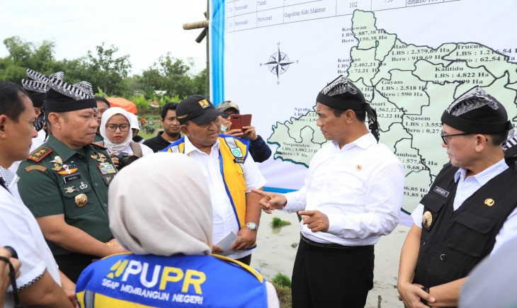 Mentan Amran saat meninjau gerakan tanam padi di Desa Tulungagung, Kecamatan Baureno, Kabupaten Bojonegoro, Senin, 18 Maret 2024. (Foto: Dok. Kementan)