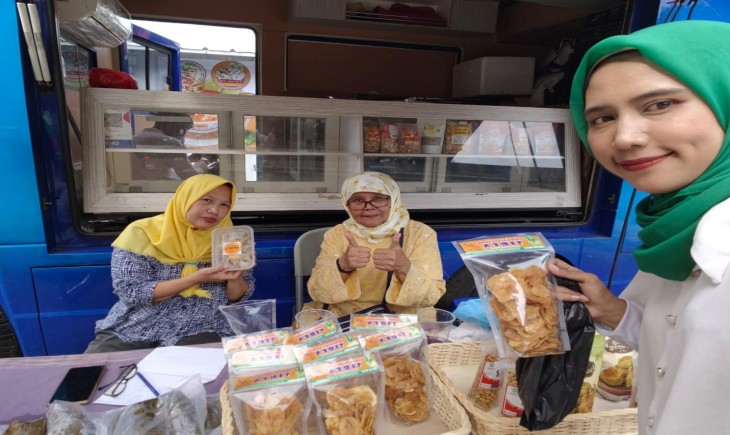 Gita Jayanti sedang memperkenalkan produk makanan hasil UMKM Tanah Sareal (Pangannews.id)