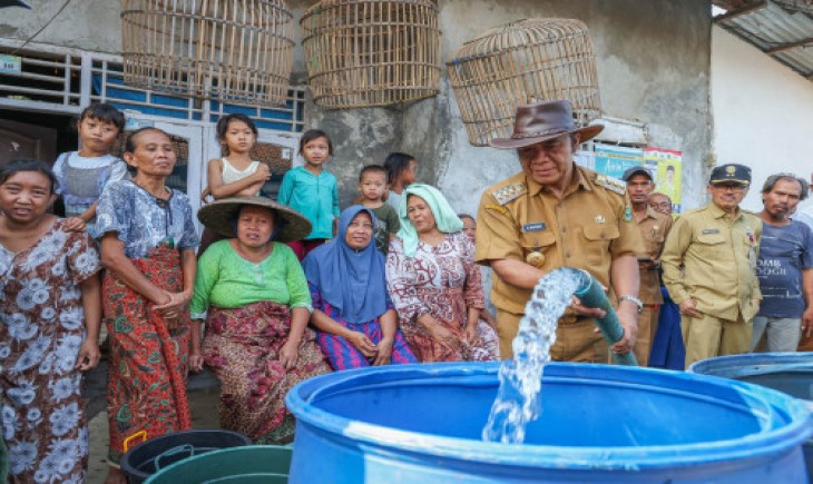 PANTAU : Pj Gubernur Banten Al Muktabar memantau langsung terhadap penyaluran bantuan 6 tanki air bersih (Bantenpemprov.go.id)