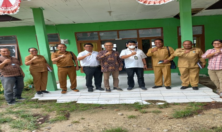 Foto : Direktur Perlindungan Tanaman Pangan, Mohammad Takdir Mulyadi, dalam kunjungannya ke Sumba Timur dalam rangka gerakan pengendalian serentak belalang kembara di Pulau Sumba.