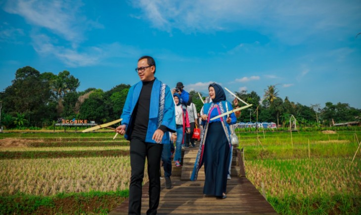 Wali Kota Bogor Bima Arya di kampung agro eduwisata organik Mulyaharja.