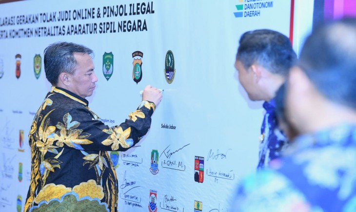 Penandatanganan deklarasi gerakan tolak judi online dan pinjaman online ilegal, serta komitmen netralitas ASN di Hotel Resinda, Kamis (14/11/2024).(Foto: Yogi Prayoga/Biro Adpim Jabar)