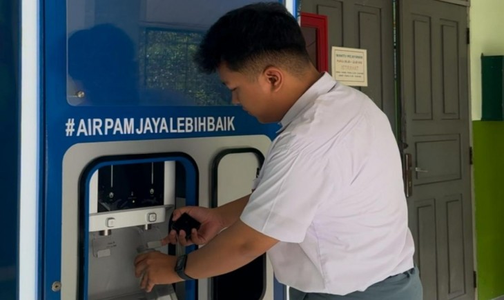 Seorang pekerja saat mengambil air minum di mesin Water Purifier. (Foto : ANTARA/Ho-PAM Jaya)