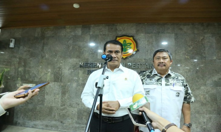 Mentan Amran didampingi Plt Sekretaris Jenderal Kementan, Prihasto Setyanto saat memberi pengarahan terhadap ULP di Kantor Pusat Kementan, Rabu, 22 November 2023. (Dok. Kementan)