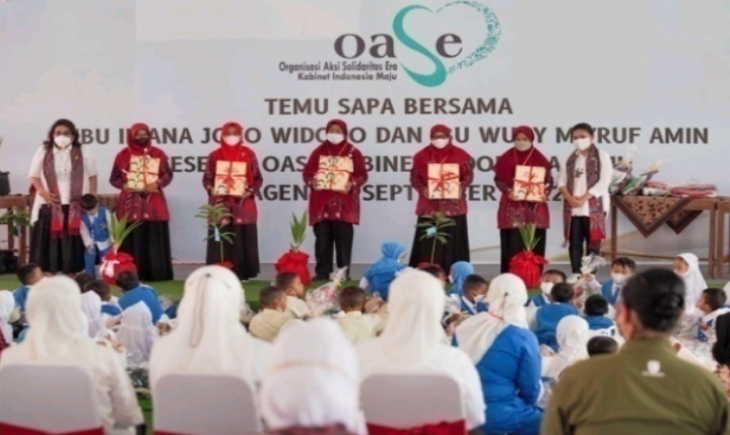Foto : Kegiatan Penyaluran Bantuan Kemanusiaan dan Temu Sapa yang bertempat di Kantor Kecamatan Masaran dan TK Pertiwi 1 Desa Kliwonan,Kecamatan Masaran Kabupaten Sragen.