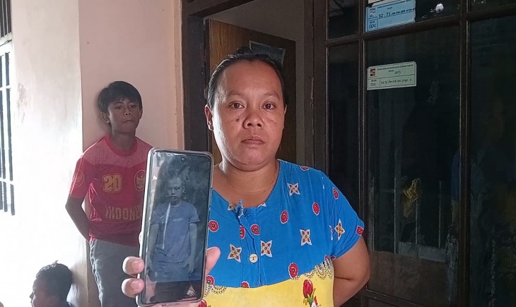 Keluarga korban menjukkan video Alm Acong. (Nicko/PanganNews.id)