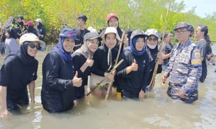 Gerakan penghijauan pesisir wilayah Tirtohargo dengan menanam Mangrove. (IST)