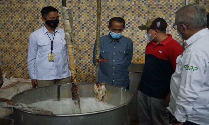 Foto : Kepala Badan Ketahanan Pangan , Agung Hendriadi Saat Melakukan Kunjungan ke Produsen Tahu Tempe di Bandung, Jawa Barat.
