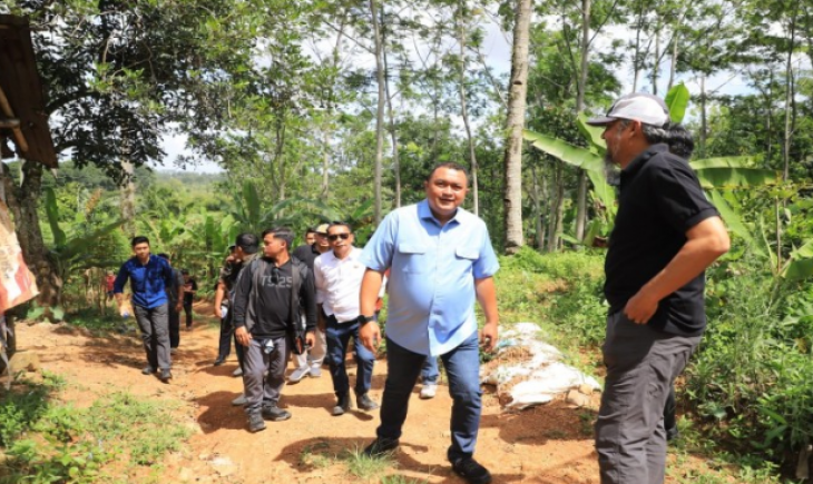 Foto: Rudy Susmanto Tinjau Rencana Pembangunan Hutan Kota di Desa Tajur.