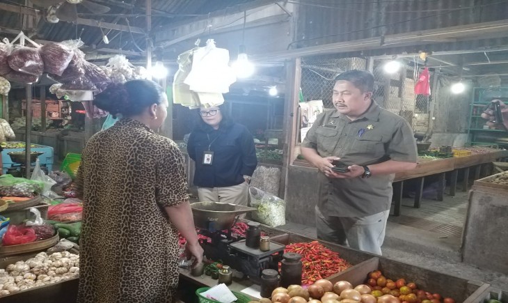 Dirjen Hortikultura, Prihasto Setyanto melakukan kunjungan ke Pasar Setono Betek di Kediri, Jawa Timur pada Sabtu (9/9). (Dok. Kementan)