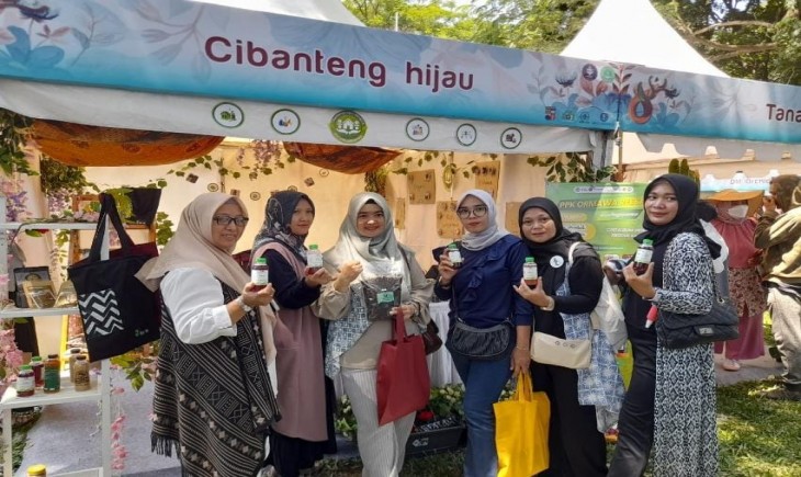 Ormawa REESA IPB memamerkan produk Cibanteng Hijau. (dok pribadi)