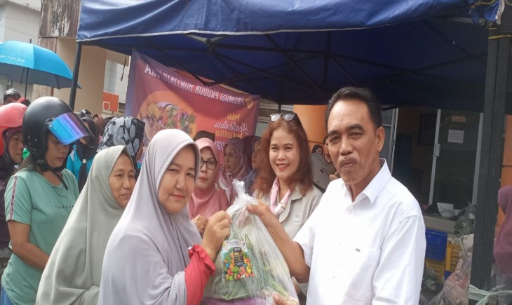 Kementan melalui Direktorat Jenderal Hortikultura membagikan buah dan sayur gratis di beberapa kota, salah satunya Tarakan, Kalimantan Utara. (Foto: Dok. Kementan)