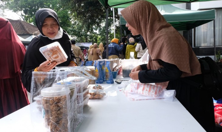Masyarakat Temanggung antusias datangi pasar murah. (Jatengprov.go.id)