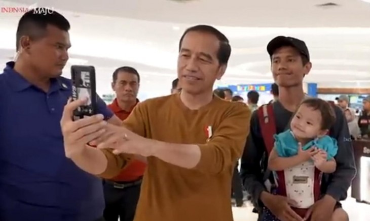 Mentan Andi Amran Sulaiman mendampingi Presiden Joko Widodo mengunjungi RITA SuperMall Purwokerto di Kabupaten Banyumas, Jawa Tengah. (Foto : Dok. Kementan)