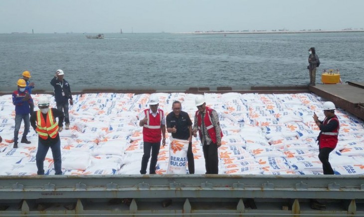Foto :  Kepala NFA Arief Prasetyo Adi saat mengecek stok daging sapi milik PT Berdikari yang didatangkan dari Brazil, di Pelabuhan Tanjung Priok, Jakarta.