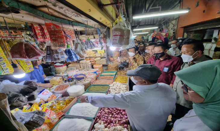 Foto : Jajaran Komisi IV DPR RI melakukan inspeksi mendadak ke pasar Wonokromo dan pasar Pucang Anom Kota Surabaya Jawa Timur.   