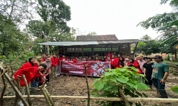 Mahasiswa Unhas Makassar Berfoto bersama Peternak Kambing di Jeneponto. (Unhas)