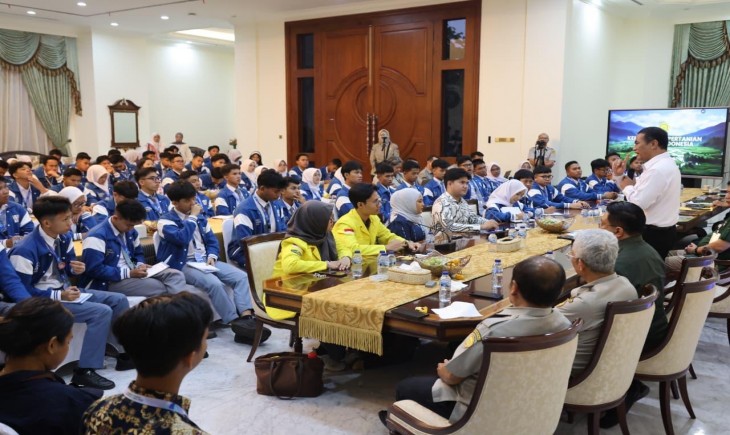Mentan Amran saat menerima audiensi peserta Indonesia Student Leadership Camp (ISLC) XV yang diselenggarakan Kelompok Studi Mahasiswa Universitas Indonesia di Jakarta, Senin (19/10).