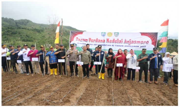 Foto : Kementerian Pertanian melakukan Tanam Kedelai Anjasmoro bersama kelompok tani Sedyo Laras, Desa Sumber Harapan, Kecamatan Nasal, Kabupaten Kaur, Provinsi Bengkulu.