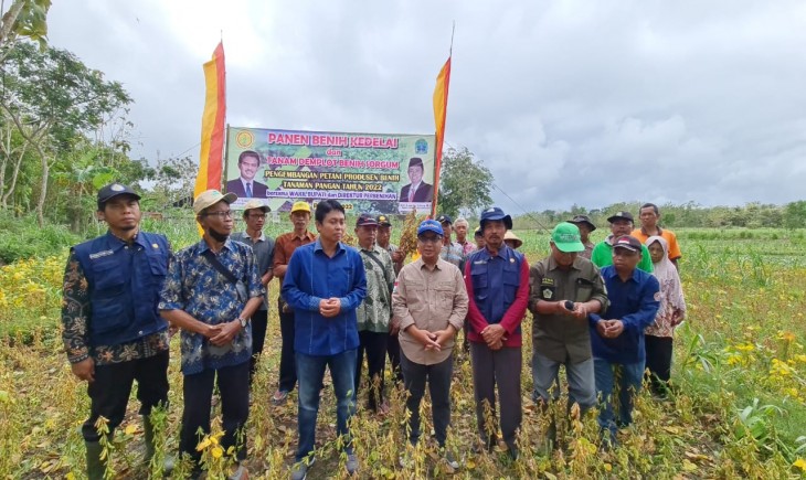 Foto : Kementerian Pertanian bersama Kabupaten Gunung Kidul Melakukan Panen Benih Kedelai Kegiatan (P3BTP) di Kelompok Tani Gayamrejo, Desa Bleberan, Kapenewon Playen, Kabupaten Gunung Kidul.