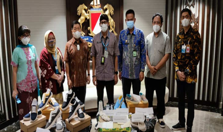 Foto : Sandiaga Uno Dukung Brand NODE Merek Produk Bio Sneakers Buatan Indonesia, Mendunia.