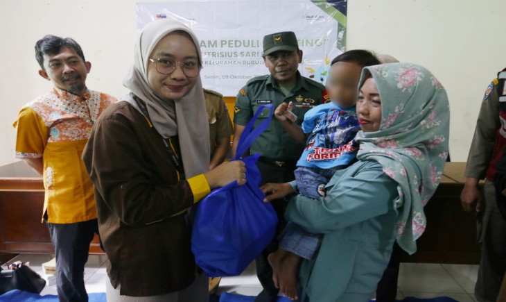 BANTUAN : Simbolis bantuan pangan bergizi kepada penerima keluarga rawan stunting di Bogor.(Nicko/Pangannews.id)