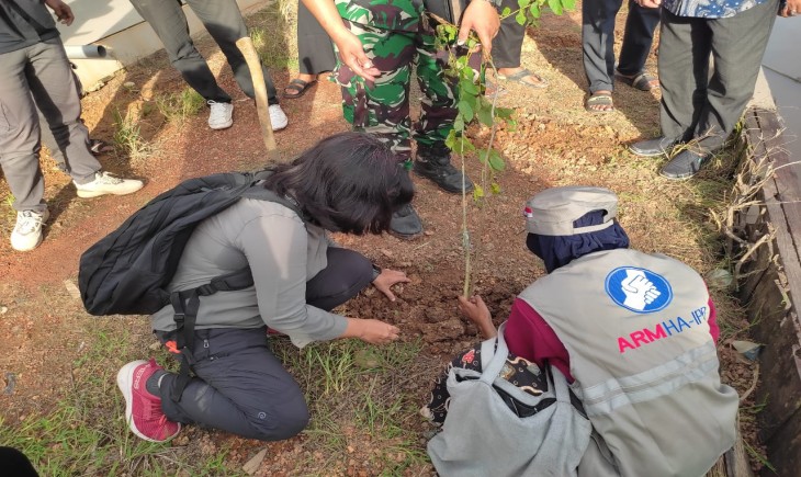 Kegiatan kesiapsiagaan dan mitigasi bencana melalui penanaman 200 bibit pohon produktif di daerah rawan bencana di Desa Handil Purai, Kecamatan Beruntung Baru, Kabupaten Banjar, Kalimantan Selatan, Jumat kemarin (8/3). (Dok. ARM HA-IPB)
