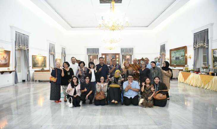 Penjabat Gubernur Jawa Barat, Bey Machmudin, menerima Kunjungan Keluarga Alm. Bapak Mas Sutardjo Kertohadikusumo, Gubernur Jawa Barat Pertama, di Gedung Negara Pakuan, Minggu (16/2/2025). (Foto : Pipin Sauri / Biro Adpim Jabar)