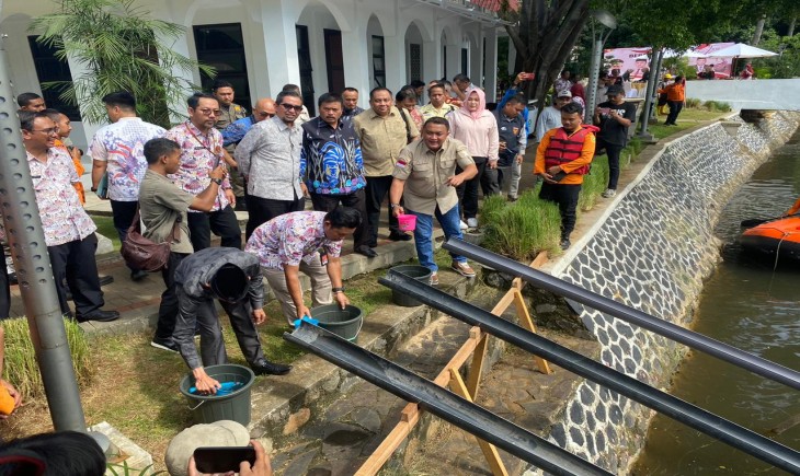 Pj Bupati Bogor dan Pimpinan DPRD Kabupaten Bogor menebar 10.000 benih ikan (Egi/Pangannews.id)