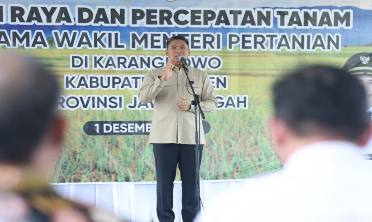 Wamentan Sudaryono saat melakukan panen dan tanam padi di Desa Karangwungu, Kecamatan Karangdowo, Klaten, Jawa Tengah, (1/12/25). (Foto: dok. Kementan)