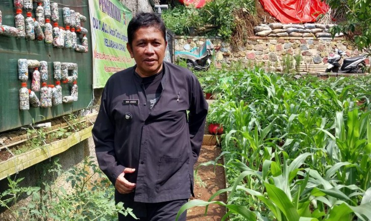 Lurah Cipaku, Budi Junaedi Sedang di lahan pertanian milik warga RW 09. (Nicko/PanganNews.id)