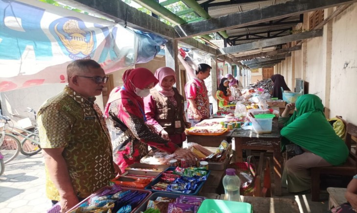 Pemkab Cilacap melakukan monitoring jajanan pangan ke sekolah SD (Pemkab Cilacap)