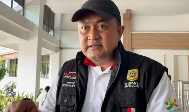 Foto: Bupati Bogor Rudy Susmanto usai rapat koordinasi tindak lanjut hasil audit di Sekretariat Daerah Cibinong, Kabupaten Bogor, Jawa Barat, Selasa (13/5/2025).