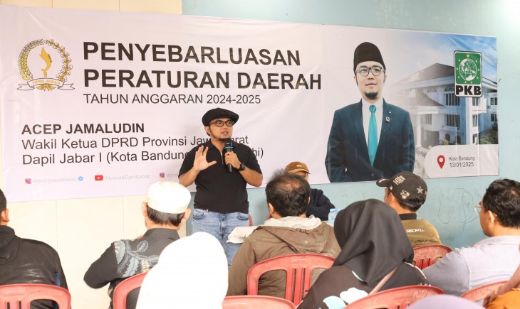 Foto: Wakil Ketua DPRD Provinsi Jawa Barat Acep Jamaludin saat melaksanakan Kegiatan Penyebarluasan Peraturan Daerah (Perda) di Kelurahan Cigondewah, Kecamatan Bandung Kulon, Kota Bandung Senin, (13/1/25).