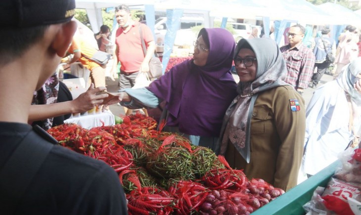 Sekda Kota Bogor Syarifah Sofiah saat Gerakan Pangan Murah di Kota Bogor. (Prokompim Kota Bogor)