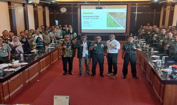 Rakor program Cetak Sawah Rakyat (CSR) di Markas Komando Resor Militer (Makorem) 101/Antasari. Rakor dipimpin oleh Komandan Korem 101/Antasari, Brigjen TNI Ari Aryanto, (01/08/2024). (Foto: Dok. Kementan)
