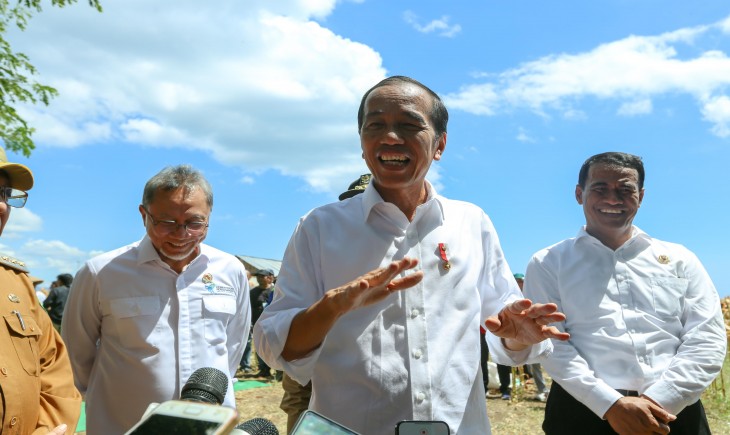 Jokowi bersama Menteri Pertanian meninjau panen raya jagung di Kabupaten Sumbawa. (Foto: Dok. Kementan)