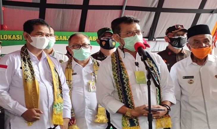 Foto : Mentan SYL pada Acara Penyerahan Bantuan di Kantor Bupati Banjar.