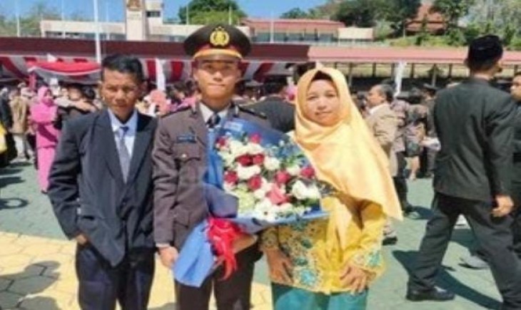 Akbar Adi Prasetyo, didampingi kedua orang tuanya usai dilantik menjadi perwira polisi (Suarabanyuurip.com)