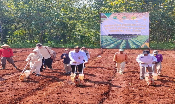 Gerakan Tanam Kedelai di lahan Kelompok Tani Gemah Ripah, Desa Cikandang, Kecamatan Luragung, Kabupaten Kuningan, Jawa Barat. (Dok. Kementan)