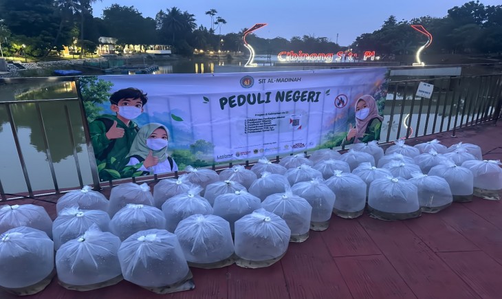 Sebanyak 8.000 benih ikan nilem ditebar di Situ Plaza Cibinong, Kabupaten Bogor, Minggu (25/10/2026). (Foto: dok. Pemkab Bogor)